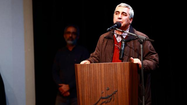 ابراهیم حاتمیکیا: درباره فرهنگ با زبان وزارت امور خارجه سخن نگویید
ابراهیم حاتمی کیا با انتقاد از جشنواره فیلم فجر امسال، بیان کرد مسئولان فکر کردند اینجا هم عرصه دیپلماسی است که با زبان وزارت امور خارجه درباره فرهنگ حرف بزنند. خانواده شهدا از حاتمیکیا تجلیل کردند
