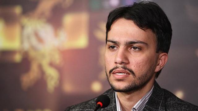 گفتوگوی خبرگزاری دانشجو با کارگردان جوان «فهرست مقدس»
محمدامین همدانی کارگردان انیمیشن «فهرست مقدس» است؛ بهترین فیلم بخش انیمیشن سی و چهارمین جشنواره فیلم فجر. می گوید از اجدادمان کسی را نمی شناسم که همدانی باشد! و شایعه نسبت فامیلی اش با شهید همدانی را تکذیب می کند. می گوید در دوره کودکی و نوجوانی خانواده اش به خاطر علاقه ای که به کامپیوتر و بازی و انیمیشن داشته، از دستش کلافه بودند. از روزهایی می گوید که مجبور بود خیابان ستار خان را پیاده گز کند تا جواب سوال هایش را از اساتید بگیرد. «انیمیشن» سیمرغ نمیخواهد!