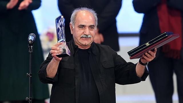 سیمرغ بلورین بهترین بازیگر نقش اول مرد جشنواره فیلم فجر به پرویز پرستویی برای بازی در فیلم بادیگارد رسید.
به گزارش ارتباطات و اطلاع رسانی سی و چهارمین جشنواره فیلم فجر، پرویز پرستویی برای بازی در فیلم بادیگارد سیمرغ بلورین نقش اول مرد جشنواره فیلم فجر را از سوی هیات داوران بخش سودای سیمرغ دریافت کرد. پرویز پرستویی بهترین بازیگر نقش اول مرد
