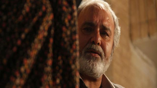 همسفر خورشید سخت ترین تجربه کاری
«محمد کاسبی» در گفتوگو با خبرنگار رادیو و تلویزیون خبرگزاری فارس سریال همسفر خورشید را سختترین تجربه کاری در طول عمر خود توصیف کرد و گفت: تجربه دمای بیش از 60 درجه در فصل تابستان و ماه مبارک رمضان، در محیطهایی مانند استانهای جنوبی کشور و استان یزد و کار از طلوع تا غروب آفتاب در جادهها، فشار بسیار زیادی را به ما وارد میساخت و میتوان بگویم در طول تمام سالهایی که در تئاتر و سینما و تلویزیون فعالیت دارم، هیچ یک از کارهایم مانند «همسفر خورشید» این چنین شرایط سخت و طاقت فرسایی به لحاظ جغرافیایی و سختی کار نداشت. و شرایط جوری بود که هر روز که برای فیلمبرداری آماده میشدیم من با خودم میگفتم امروز روز آخر زندگی من است! همسفر خورشید سخت ترین تجربه کاری