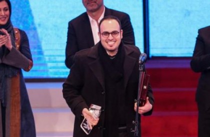 فیلم سینمایی « ایستاده در غبار» به کارگردانی محمد حسین مهدویان در مراسم پایانی چشنواره فیلم فجر در بخش (( نگاه نو)) سیمرغ بلورین جایزه ویژه هیئت داروان را به خود اختصاص داد. ایستاده در غبار ایستاده در فجر