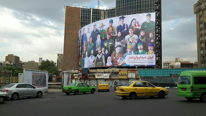 در این دیوارنگاره، نمایندگان اقشار مختلف و فرهنگ های گوناگون کشور در کنار هم امیدوارانه به انتظار منجی عالم بشریت ایستاده اند بزرگترین دیوارنگاره کشور به استقبال نیمه شعبان رفت