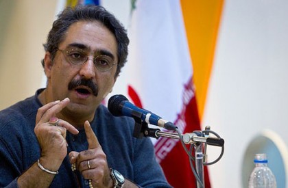 خانه طراحان انقلاب اسلامي به مناسبت برگزاري بيست و نهمين نمايشگاه بينالمللي کتاب تهران به توليد موشنگرافيکهايي تحت عنوان «کتابنخواني» پرداخته است که قرار است در ايام برگزاري نمايشگاه، قسمتهاي مختلف اين موشنگرافيک هشت قسمتي در قالب ميانبرنامهها از شبکههاي مختلف رسانه ملي به نمايش درآيد. از همين رو هفتهنامه پنجره نظرات شهرام شکيبا را در مورد موشنگرافيکهاي «کتابنخواني» جويا شده است، که در ادامه این گفتگو را از نظر میگذرانید. شهرام شکیبا: فقط حضرت آقا پشت سر کتابخوانی ایستادهاند