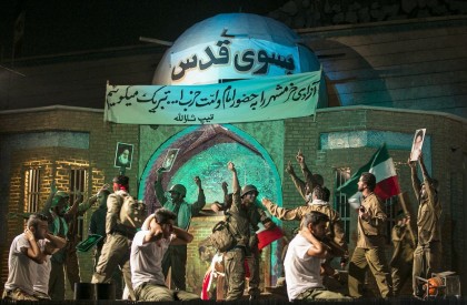 این برای اولین بار در ایران است که یک نمایش بیش از 100 بازیگر و 200 پروژکتور را در خود جای داده است. و همین یک موضوع کافی است تا بدانیم با یک اتفاق منحصر به فرد و خاص طرف هستیم. نمایشی که مرزهای سالن های کوچک تئاتر را در نوردیده و حالا علاوه بر آنکه تقریبا تمام ایران را گشته است، پرتماشاگرترین نمایش ایران هم هست پرطرفدارترین نمایش ایران؛ مردم هستند؛ مسئولان غایب!