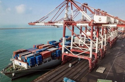 به گزارش روابط عمومی سازمان هنری رسانهای اوج، فیلمبرداری یکی از تازهترین محصولات سازمان هنری رسانهای اوج مستندی با موضوع اقتصاد مقاومتی به تازگی پایان یافته و در حال حاضر مراحل پایانی تولید را طی میکند. تورج کلانتری مستند ساز کشورمان که کارگردانی این مستند را بر عهده دارد در این زمینه گفت: در این کار بر خلاف مستندهایی که پیش از این در حوزه اقتصاد مقاومتی تولید شده است، تلاش شده تا با نگاه به نقاط قوت بر روی نقطه ضعفهای اقتصادی کشور نیز دست گذاشته شود و توجه نخبگان و مسئولین را به برخی از کژکارکرد های اقتصادی کشور جلب کنیم. بررسی اقتصادی از بندر عباس تا ترکیه