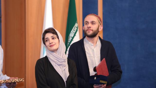 به گزارش روابط عمومی سازمان هنری رسانه ای اوج، آیین افتتاحیه اکرانهای دانشگاهی فیلمسینمایی هیهات با حضور عوامل فیلم و استقبال گسترده دانشجویان در تالار شهید چمران دانشگاه تهران برگزار شد. گزارش تفصیلی اکران «هیهات» در دانشگاه تهران/ مینا ساداتی: هنوز مدرکم را از دانشگاه تهران نگرفته ام!/ شما دانشگاهتهرانی ها بقیه دانشگاهها را قبول ندارید!