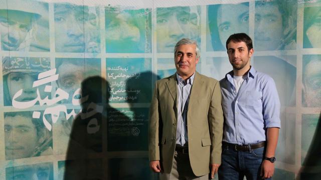 به گزارش روابط عمومی سازمان هنری رسانهای اوج، فیلم سینمایی«چشم جنگ» که به کارگردانی یوسف حاتمیکیا و مهدی برجیان و با تهیهکنندگی ابراهیم حاتمیکیا تولید شده است، فیلمی مستند در مورد زندگی سعید صادقی از عکاسان هشت سال دفاع مقدس است. مراسم رونمایی از این فیلم که گوشههایی از تصمیم سعید صادقی برای یافتن افراد درون عکسهای خود پس از سالها را به تصویر میکشد، به تازگی برگزار شد و پس از آن شاهد اکران این فیلم از گروه هنر و تجربه گشتیم. بر همین اساس در مراسم رونمایی از فیلم «چشم جنگ» گفتگویی با ابراهیم حاتمیکیا ترتیب دادیم. حاتمیکیا: عکاسان چشمانی هستند که برخی دوست ندارند باز باشد