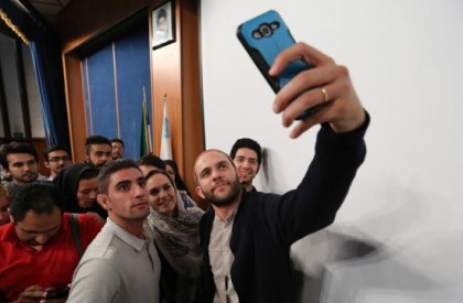 به گزارش روابط عمومی سازمان هنری رسانه ای اوج، آیین افتتاحیه اکران های دانشگاهی فیلم سینمایی هیهات عصر دیروز یک شنبه 11 مهر ماه در تالار شهید چمران دانشگاه تهران، با حضور عوامل این فیلم و با استقبال گسترده دانشجویان برگزار شد. تصاویر این مراسم را که در قاب دوربین محمد معین باقری به ثبت رسیده است، از نظر می گذرانید: گزارش تصویری/ بازار داغ سلفی با زوج هنرمند در دانشگاه تهران