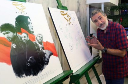 به گزارش روابط عمومی سازمان هنری رسانه ای اوج، آیین رونمایی و افتتاحیه فیلم سینمایی هیهات، نخستین فیلم 4 اپیزودی سینمای ایران پنجشنبه شب در ایوان شمس برگزار شد. تصاویر این مراسم را که در قاب دوربین محمدمعین باقری به ثبت رسیده، از نظر می گذرانید: گزارش تصویری/ افتتاحیه فیلم سینمایی هیهات