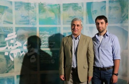 به گزارش روابط عمومی سازمان هنری رسانهای اوج، فیلم سینمایی«چشم جنگ» که به کارگردانی یوسف حاتمیکیا و مهدی برجیان و با تهیهکنندگی ابراهیم حاتمیکیا تولید شده است، فیلمی مستند در مورد زندگی سعید صادقی از عکاسان هشت سال دفاع مقدس است. مراسم رونمایی از این فیلم که گوشههایی از تصمیم سعید صادقی برای یافتن افراد درون عکسهای خود پس از سالها را به تصویر میکشد، به تازگی برگزار شد و پس از آن شاهد اکران این فیلم از گروه هنر و تجربه گشتیم. بر همین اساس در مراسم رونمایی از فیلم «چشم جنگ» گفتگویی با ابراهیم حاتمیکیا ترتیب دادیم. حاتمیکیا: عکاسان چشمانی هستند که برخی دوست ندارند باز باشد