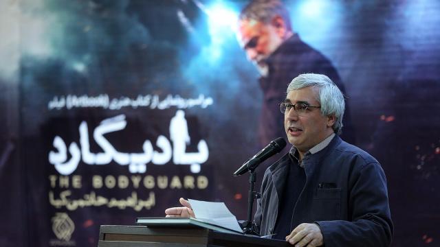 به گزارش روابط عمومی سازمان هنری رسانه ای اوج، عصر روز دوشنبه 10 آبان ماه، مراسم رونمایی از آرتبوک فیلم سینمایی بادیگارد با حضور ابراهیم حاتمیکیا کارگردان فیلم، مریلا زارعی، فریدون جیرانی، منوچهر شاهسواری مدیرعامل خانه سینما، آزیتا موگویی، محمود کلاری، پژمان لشگریپور، سید محمود رضوی، محمدرضا شفیعی، احمدرضا درویش، حسین مسافر آستانه، رضا امیرخانی، حجت الاسلام زائری، مهدی فیروزان و جمعی دیگر از سینماگران و همچنین اصحاب فرهنگ و رسانه در نخلستان سازمان هنری رسانهای اوج برگزار شد. رونمایی از کتابی هنری «بادیگارد»/ جیرانی: متاسفم برای سینمای سیاستزده ای که بادیگارد را نادیده گرفت/ کلاری: آرتبوک بادیگارد همتراز آرتبوک آثار بزرگ سینمای جهان است