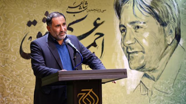 به گزارش روابط عمومی سازمان هنری رسانهای اوج، پاسداشت شاعر فقید استاد احمد عزیزی عصر دیروز در سیوپنجمین شب شاعر و با حضور اهالی نامآشنای فرهنگ و ادب برگزار شد. تشکر خانواده احمد عزیزی از رهبر انقلاب/ اشک های اسماعیل امینی در پاسداشت «احمد عزیز»