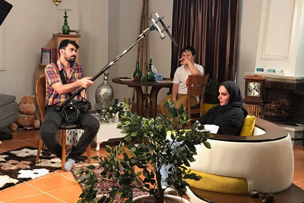 کارگردان مستند «پشت دیوار 47» گفت: ما در این مستند تلاش کردیم تا وارد زندگی بچههای سندروم داون شدیم و با روحیات آنها آشنا شویم و ببینیم که جهانبینی و روحیات آنها چگونه است. بعضی از این بچهها از نگاهها و برخورد های مردمی که آنها را به عنوان عقب مانده ذهنی میشناسند و به خاطر تفاوتی ناچیز طردشان میکنند گله دارند. در مستند «پشت دیوار 47» به تصویر کشیده میشود؛ نمایی نزدیک از یک بیماری ژنتیکی خاص