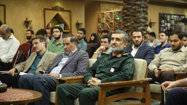 به گزارش روابط عمومی سازمان هنری رسانه ای اوج، آیین شب شاعر «قیام موشک ها» عصر دیروز شنبه سوم تیر ماه در نخلستان سازمان اوج برگزار شد. عیدی اهالی شعر و ادب به فرمانده عملیات «لیلة القدر»/ «سردار» در اوج
