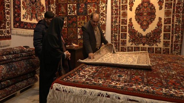 به گزارش روابط عمومی سازمان هنری رسانه ای اوج، مستند «قرض الحسنه» که به بررسی مفهوم قرض الحسنه و اثرات آن در جامعه می پردازد در موسسه فرهنگی هنری زلال هنر در حال تولید است. بانک مرکزی در تلاش برای تعطیل کردن موسسات قرض الحسنه