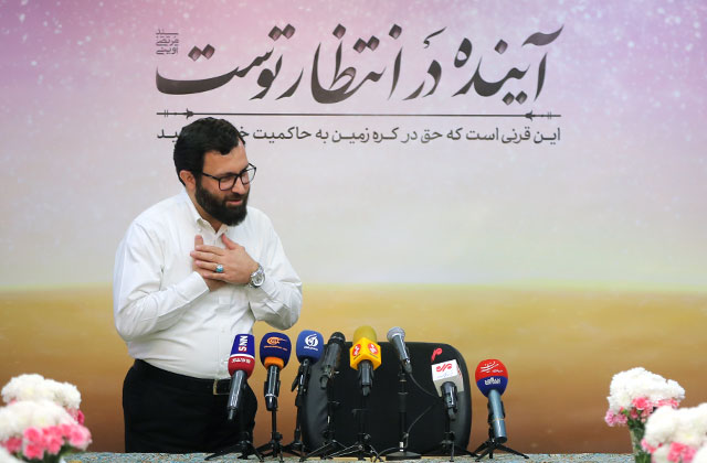 نشست رسانهای احسان محمدحسنی مسئول سازمان هنری رسانهای «اوج» صبح روز یکشنبه ۲۵ مهرماه، با تشریح فعالیتهای ده ساله این سازمان درکافه نخلستان اوج برگزار شد. اجازه فربه شدن را به «اوج» نمیدهیم/ ساخت ۲۵ سریال در دستور کار «اوج»/ دلیل عدم توافق برای ساخت «پایتخت 6»
