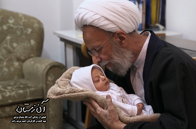 مستند سینمایی «آن زمستان» به کارگردانی و تهیه کنندگی احمد شریف زاده روایتی بی واسطه فصلی از زندگی مرحوم آیت الله مصباح یزدی را نمایش میدهد. رونمایی از تیزر مستند «آن زمستان»/ روایتی بیواسطه از زندگی آیتالله مصباح یزدی
