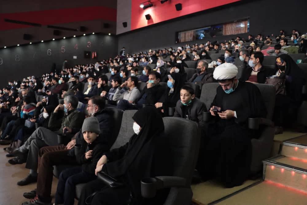 استقبال پرشور مشهدی‌ها از اکران مستند «۷۲ ساعت» در سینما هویزه مشهد با حضور عوامل این مستند