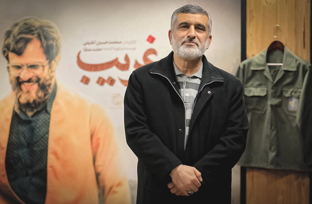 سردار امیرعلی حاجیزاده، فرمانده نیروی هوافضای سپاه پاسداران انقلاب اسلامی گفت:«فیلم سینمایی «غریب» بخوبی توانسته است قطعه بزرگی از تاریخ زخم خورده ایران و کردستان عزیز را به تصویر بکشد.» تمجید سردار حاجیزاده از فیلم سینمایی «غریب»
